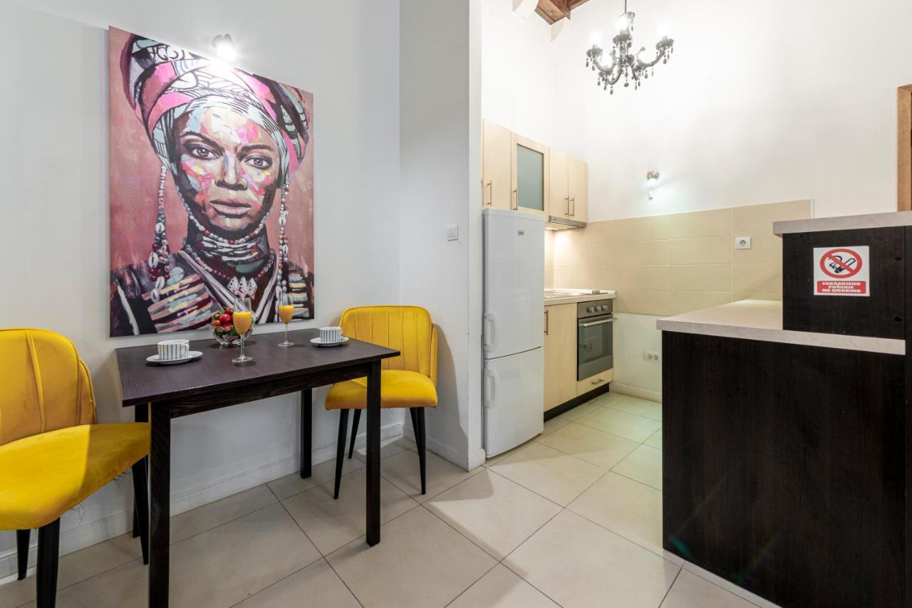 Niko, Apartment